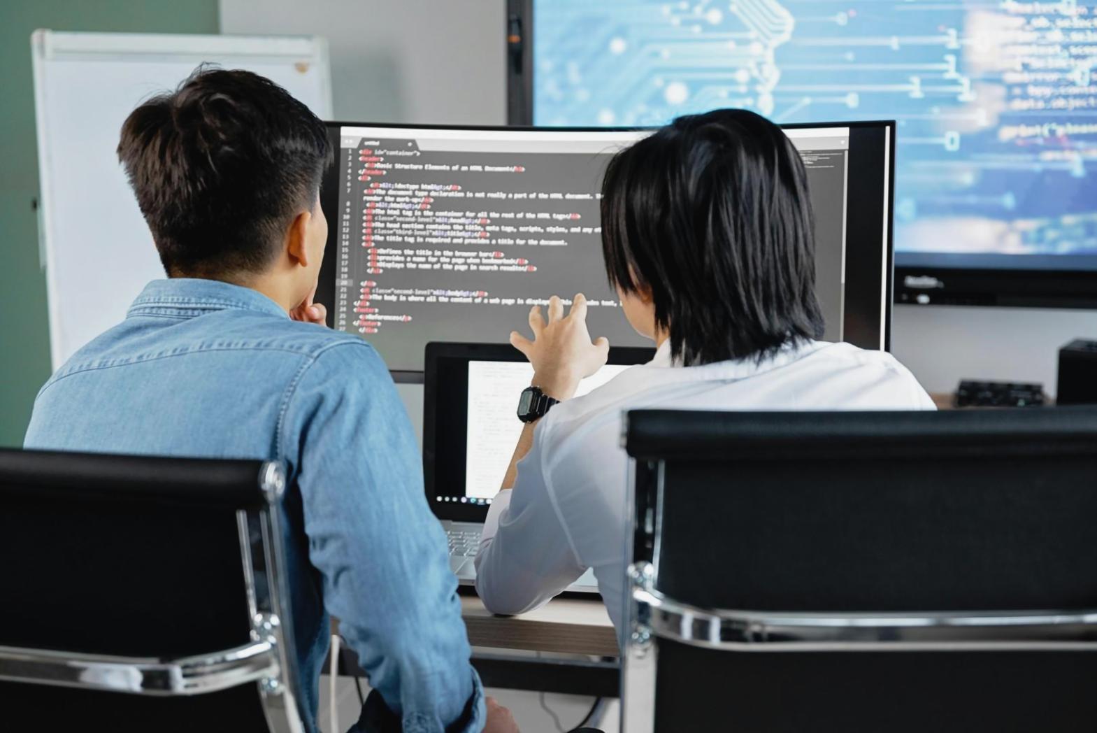 Specjalista vaxirua przy pracy z systemem raportowania zgodności