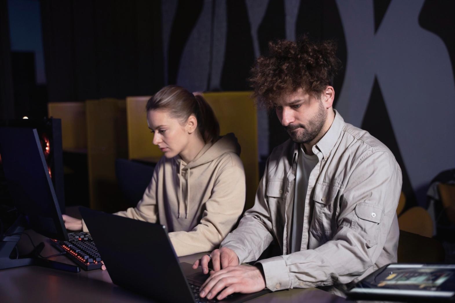 Analiza danych regulacyjnych na ekranie monitora